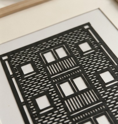 Detail van de verfijnde baksteenlijnen en ramen